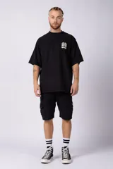 Remera negra de corte oversize con estampado blanco en el pecho.