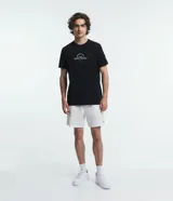 Remera negra de algodón con cuello redondo y mangas cortas. Estampa minimalista en el frente con un sol sobre el mar.