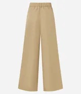 Pantalón wide leg color beige, de corte sastrero, con pliegues delanteros y cinturón.