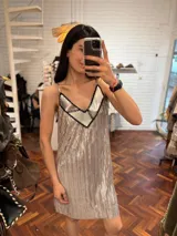 Vestido corto plateado metalizado con breteles finos y escote en V.