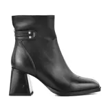 Bota corta negra de cuero con caña alta y taco cuadrado. Presenta una hebilla metálica decorativa en la parte superior y puntera cuadrada.