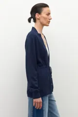 Ruana de tejido de punto color marrón chocolate, con cuello redondo y mangas largas.