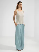 Musculosa tejida en hilo de lurex color dorado, con escote redondo y logo de Polonio en cobre.