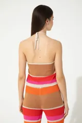 Top tejido con breteles finos que se atan al cuello, con diseño a rayas horizontales en tonos marrón, naranja, rosa y beige.