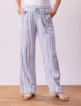 Pantalón de lino a rayas verticales color beige y blanco, con pretina ancha elastizada, lazo de ajuste y bolsillos inclinados.
