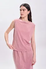 Camiseta rosa sin mangas con hombreras.
