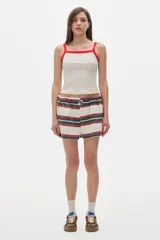 Short de algodón tipo boxer con cintura elástica, bolsillos laterales y estampado a rayas horizontales en tonos crudo, azul, rojo y amarillo.