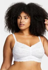 Conjunto de ropa interior de encaje floral blanco, compuesto por un bralette sin aro ni relleno, con breteles regulables y cierre trasero de tres posiciones, y una bombacha con detalle de encaje floral.