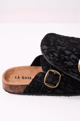 Zueco negro con estampado animal print, hebilla dorada y suela de corcho.