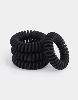 Set de cuatro gomitas de pelo tipo cable telefónico, color negro.