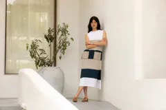 Vestido midi sin mangas, con cuerpo superior blanco y falda con bloques de color beige, azul marino y blanco. Presenta bolsillos de parche frontales.