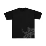 Remera de algodón, corte regular, color negro, con un gran signo de interrogación gris estampado en el centro.