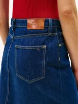 Falda de jean corta recta con un diseño de cinco bolsillos, cierre de cremallera con botón, talle medio y logo de Tommy Hilfiger bordado en el bolsillo trasero.