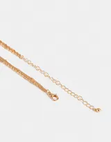 Collar corto dorado de tres capas: una con mostacillas doradas, otra con dijes de corazones y otra con dije circular rosa.