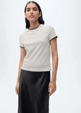 Camiseta a rayas horizontales blancas y negras, de manga corta y cuello redondo con ribetes negros.