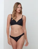 Soutien de lycra beige sin aro, con copa formada y cierre ajustable en la parte trasera.
