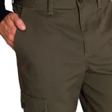Pantalón cargo color verde oliva, de corte recto, con bolsillos laterales con solapa y bolsillos traseros.