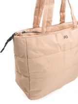 Bolso tipo shopper plateado con diseño acolchado horizontal. Tiene doble asa de hombro y cierre superior con tirador. Incluye bolsillo interior con cierre y compartimento para laptop de hasta 15".