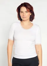 Camiseta blanca de microfibra sin costuras, con mangas cortas y detalles de encaje en el escote y las mangas.
