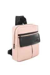Mochila pequeña color rosa pálido con detalles en negro. Tiene un compartimento principal con cierre, un bolsillo frontal con solapa y dos bolsillos laterales abiertos. La correa es de cinta negra con el logo de la marca.