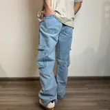 Pantalón jean color beige, corte recto y estilo cargo con bolsillos laterales.