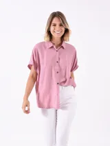 Camisa rosada de manga corta con botones.