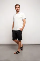 Bermuda negra lisa con bolsillos laterales y traseros.