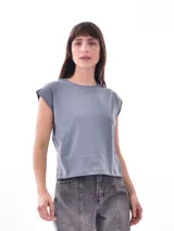 Remera de manga corta con puños doblados, cuello redondo y calce holgado, en tono azul piedra.
