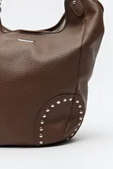 Bolso shopper negro de símil cuero texturizado con asas de hombro y detalles de tachas metálicas.
