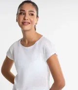 Remera deportiva blanca de microfibra leve con cuello redondo, mangas cortas y bajo redondeado.