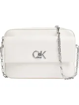 Bandolera blanca de Calvin Klein con correa de cadena plateada y logo CK plateado.