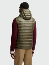 Chaleco puffer con capucha Moncler modelo Orant, color verde oliva, con cierre frontal y logo en el pecho.