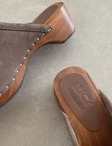 Sueco en gamuza color tostado con suela de madera, diseño abierto en el talón.