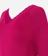 Sweater fucsia de punto con cuello en V y detalle de encaje en el escote, mangas largas y puños acanalados.