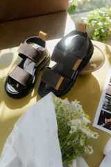 Sandalias negras con plataforma y doble tira con ajuste de velcro.