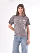 Remera rosa con estampado de labios rojos y texto con tipografía retro.