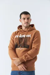 Buzo marrón con capucha y bolsillo canguro. Presenta un estampado frontal con el logo de la marca Mistral y una imagen de un arco arquitectónico. Confeccionado en algodón y poliéster.