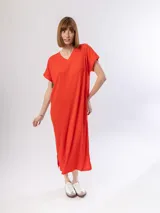 Vestido midi de punto acanalado color naranja, con escote en V y mangas cortas.