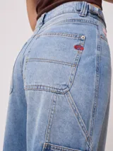 Pantalón de jean gris oscuro con efecto lavado, corte amplio y tiro alto.
