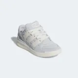 Championes Adidas Forum 2000 color gris claro con detalles en blanco. Confeccionados en gamuza y cuero, con las tres rayas clásicas de Adidas en los laterales y lengüeta acolchada.