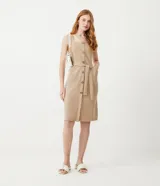 Vestido midi color beige con breteles anchos, escote cuadrado, botones frontales, bolsillos laterales y cinturón de tela con hebilla.
