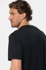 Remera celeste de manga corta con cuello redondo y bordado pequeño en el pecho. Corte clásico.