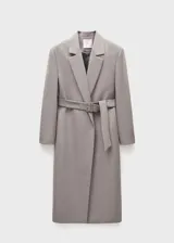 Abrigo gris con cuello con solapa, diseño cruzado y cinturón con hebilla.
