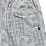 Short de baño Roark Shorey color verde con estampado de soles y mariposas en tonos grises.