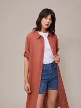 Vestido camisero largo de lino y algodón, color azul, con cuello camisero y botones frontales.