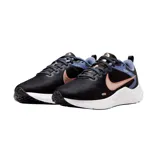 Championes de running Nike Downshifter 12, color negro con detalles en blanco.