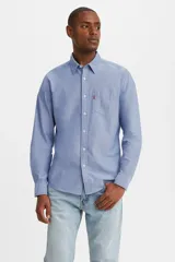 Camisa de algodón azul con un bolsillo en el pecho y corte estándar.