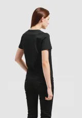 Remera blanca de algodón con estampado de cerezas y moño a cuadros. Corte clásico y cuello redondo.