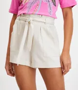 Short negro de lino y viscosa, con cintura elástica, cinturón tipo faja y bolsillos delanteros.