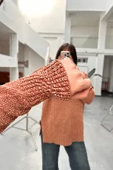 Sweater celeste de tejido de punto con hilos metalizados, cuello redondo y corte holgado con aberturas laterales.